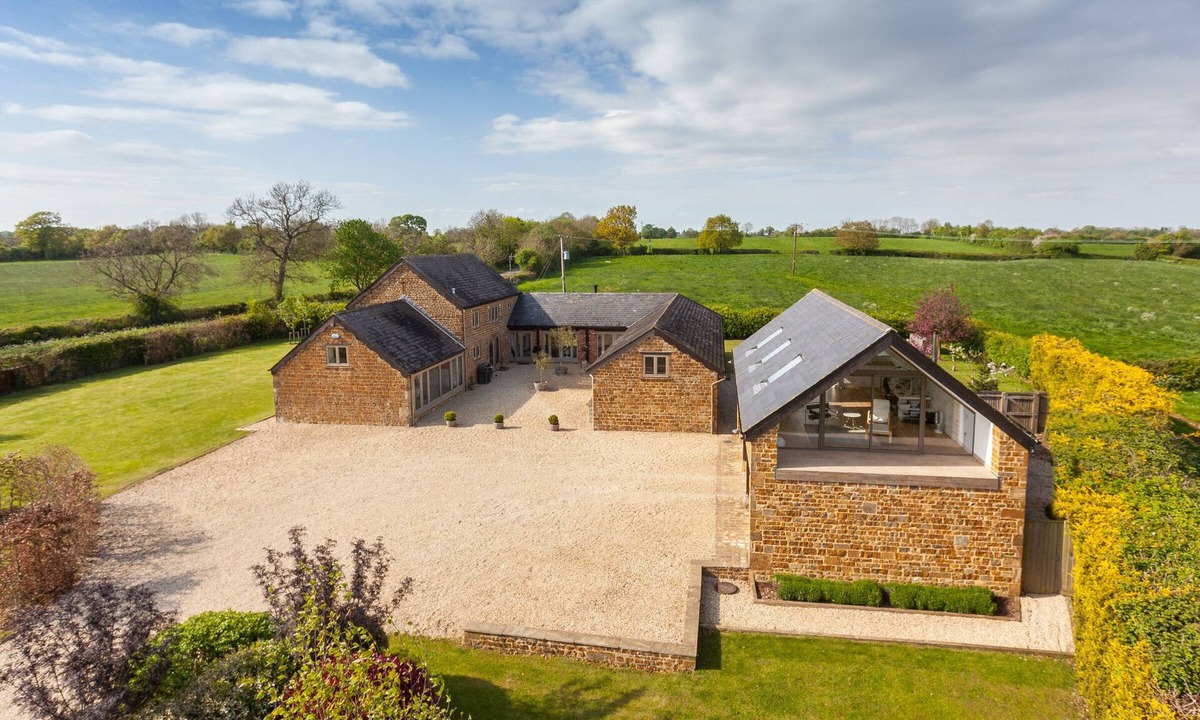 Hook Norton House | Scotland End Barn Luxury 5 Bedroom Cotswolds Home, walk to pubs, idyllic village