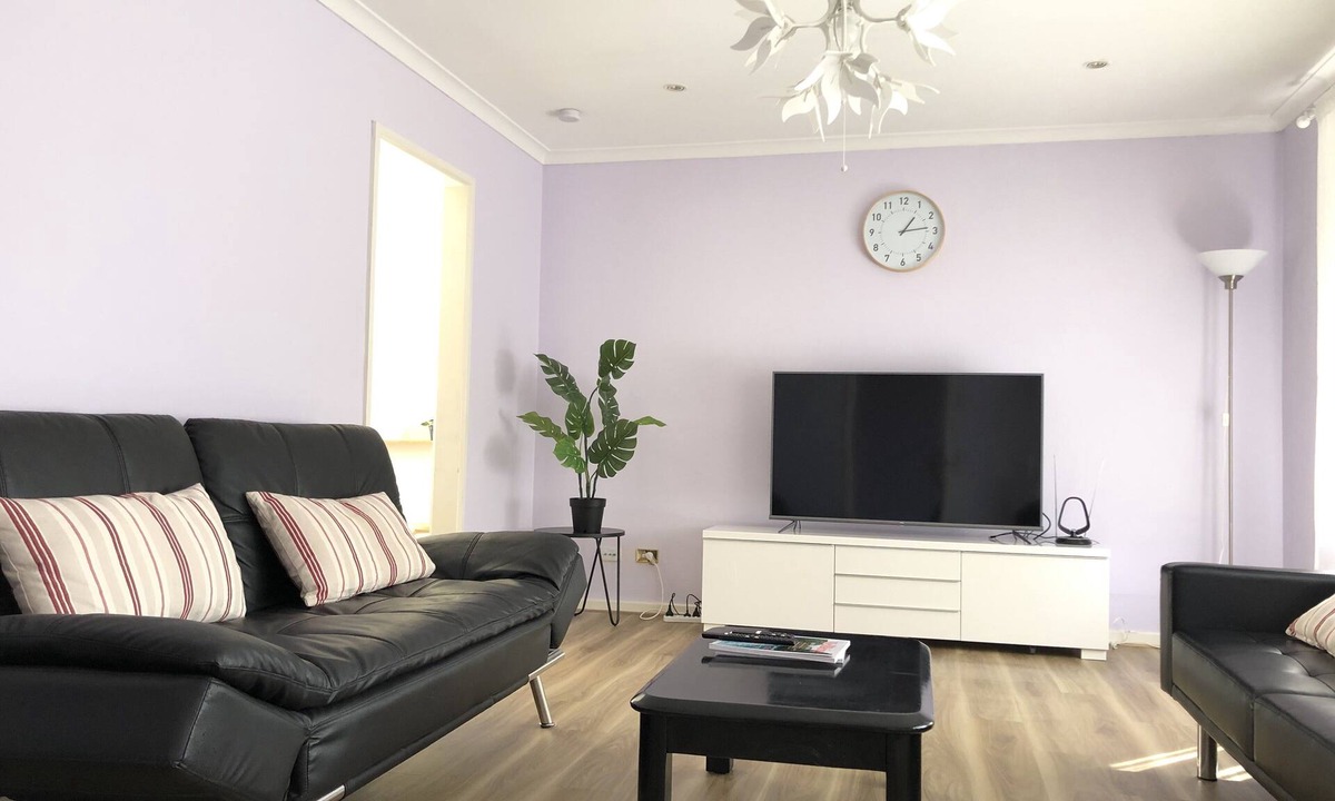 Scullin House | Scullin 3BR House (Free WiFi, Netflix, Apple TV, Parking, Patio)
