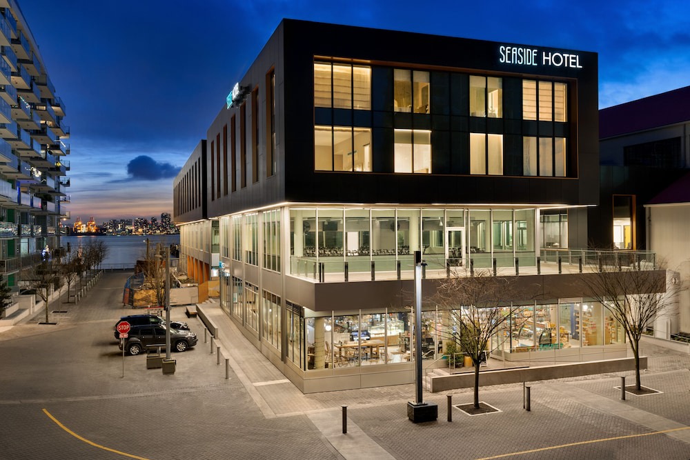 Lower Lonsdale Hotel | Seaside Hotel North Vancouver