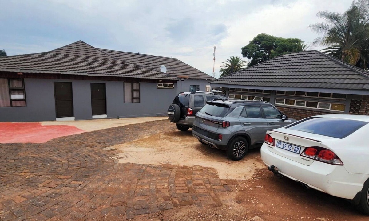 Greater Johannesburg Metropolitan Area Cabin | Serene 12-bedroom lodge in Johannesburg perfect for group getaways