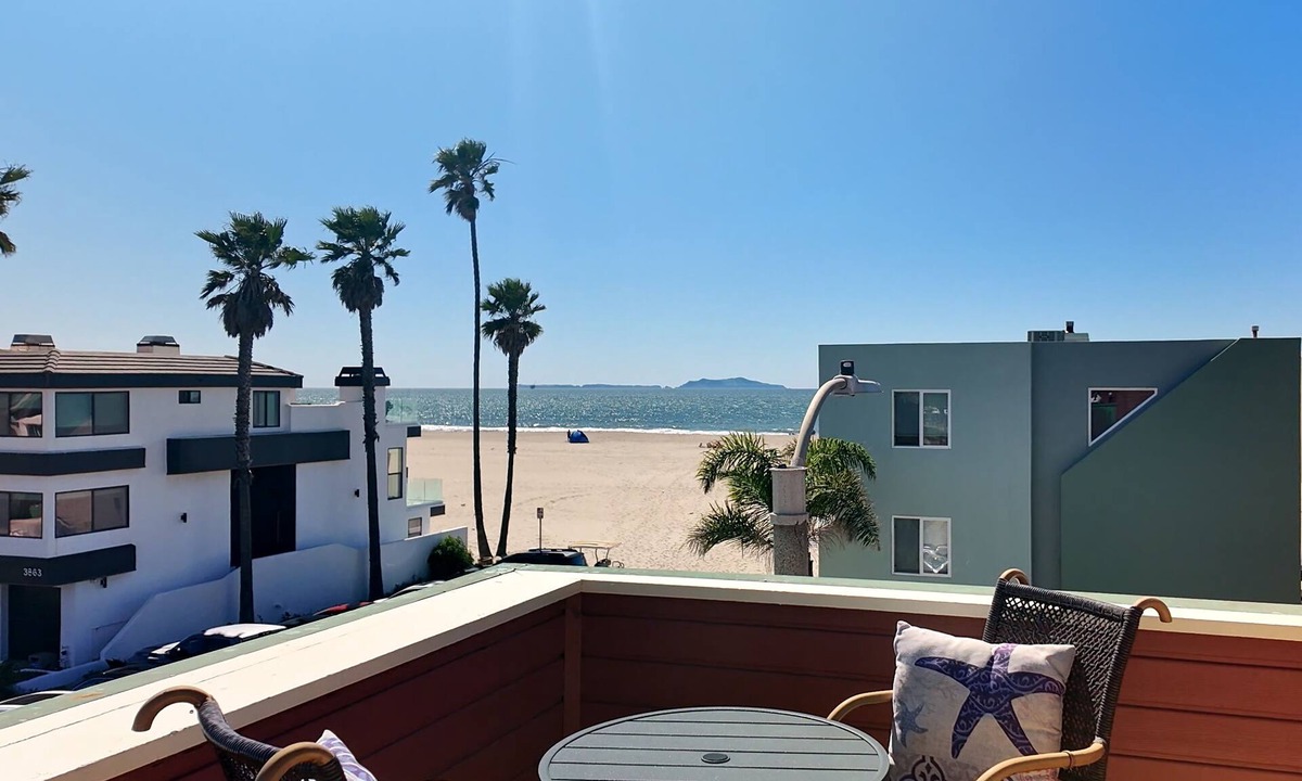 Hollywood Beach House | Serene seaside home in Oxnard perfect for relaxing getaways