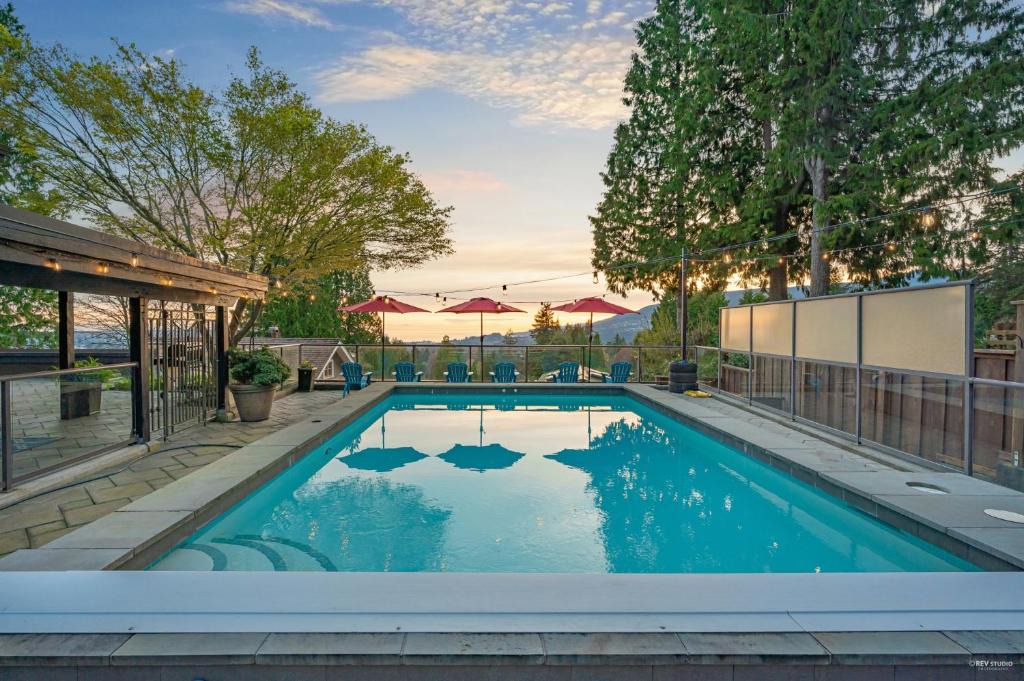 Upper Lonsdale House | Seymour Private Bedroom, Ensuite Bathroom with Shared Pool, Hot Tub with Views