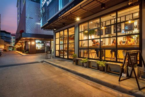 Wang Burapha Phirom Hostel | Siam Subway Hostel and Café