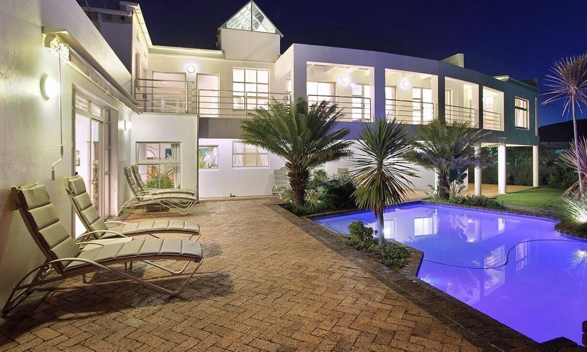 Constantia Villa | Situated in the Constantia Valley bordering the world famous G. C. vineyards