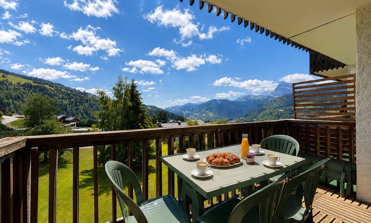 Notre-Dame-de-Bellecombe Apartment | Ski-in studio with balcony and pets allowed