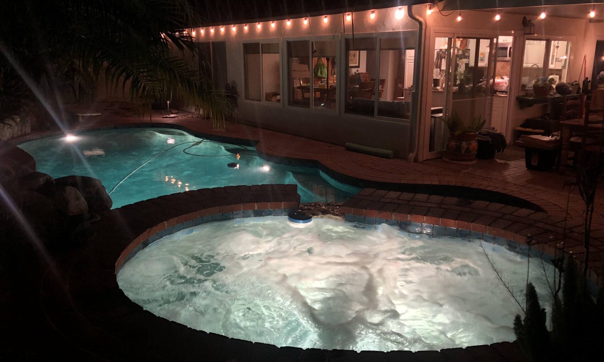 Simi Valley House | Sleeps 6 - 3 Bedroom - King - Queen - 2 Twins - Jacuzzi - Full Kitchen - Laundry