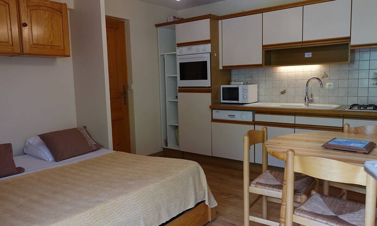 Beaufort Apartment | Slope-Side 2-Star Apartment for 4 with Balcony, Parking, and Wi-Fi in Beaufort