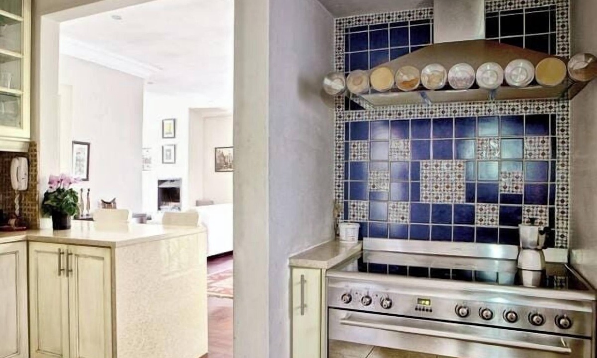 Greater Johannesburg Metropolitan Area House | Solar Power|150m to 4th Ave shops|Pool|Fireplace