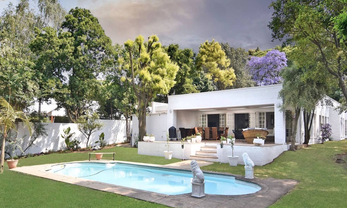 Greater Johannesburg Metropolitan Area Villa | SOLAR POWER, FIBRE, SECURE. Enjoy all city living can offer with a country feel.