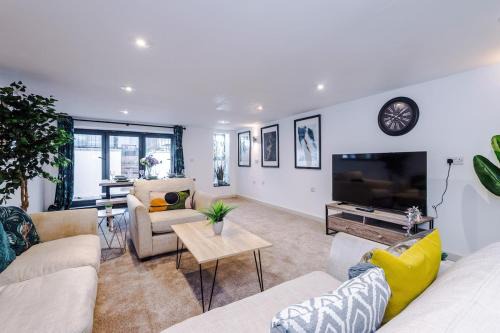 Lillington House | Spa Lodge - Stunning 3Bed Oasis, Driveway Parking, Garden