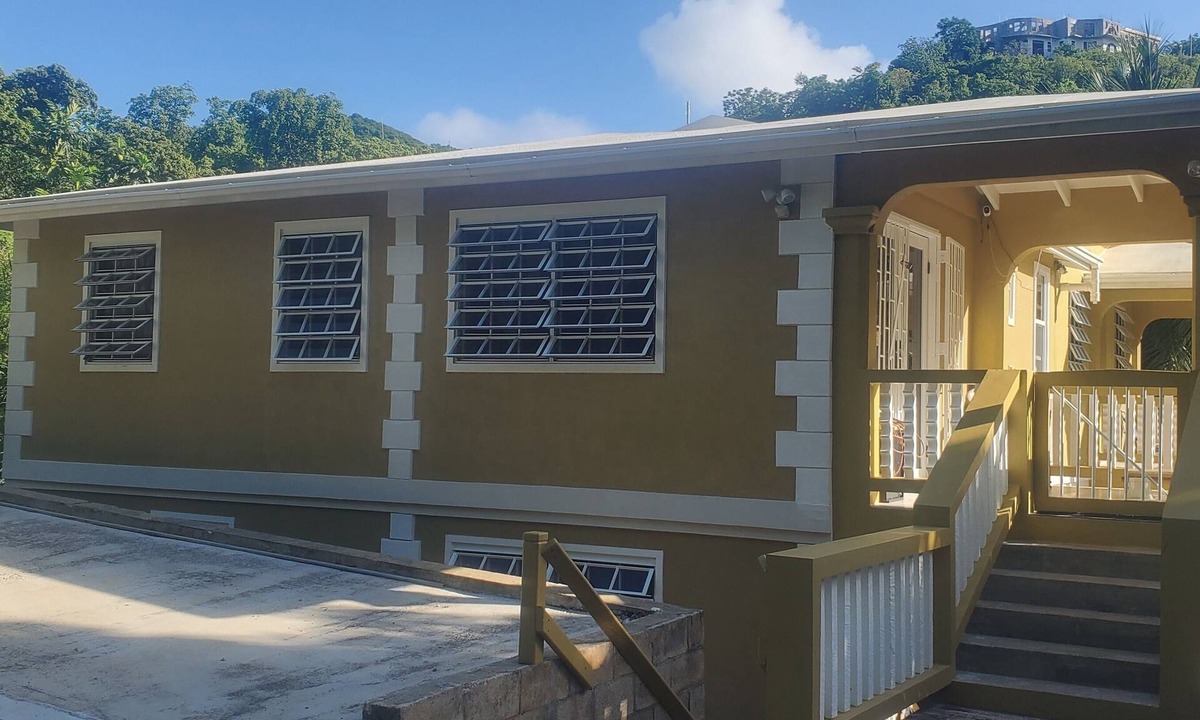 Estate Fortuna Apartment | Spacious 3-bedroom apartmen on St Thomas west end. Five minute walk to the bay.
