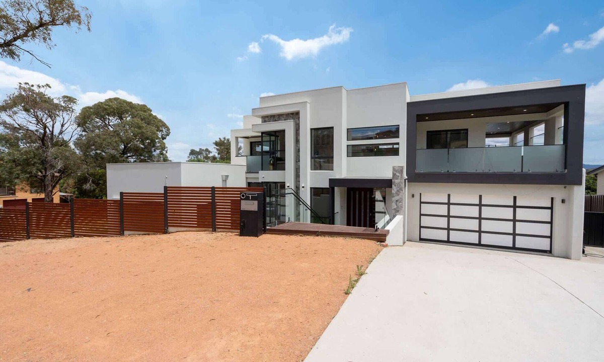 Giralang House | Spacious 5-Bed Family Home in Giralang