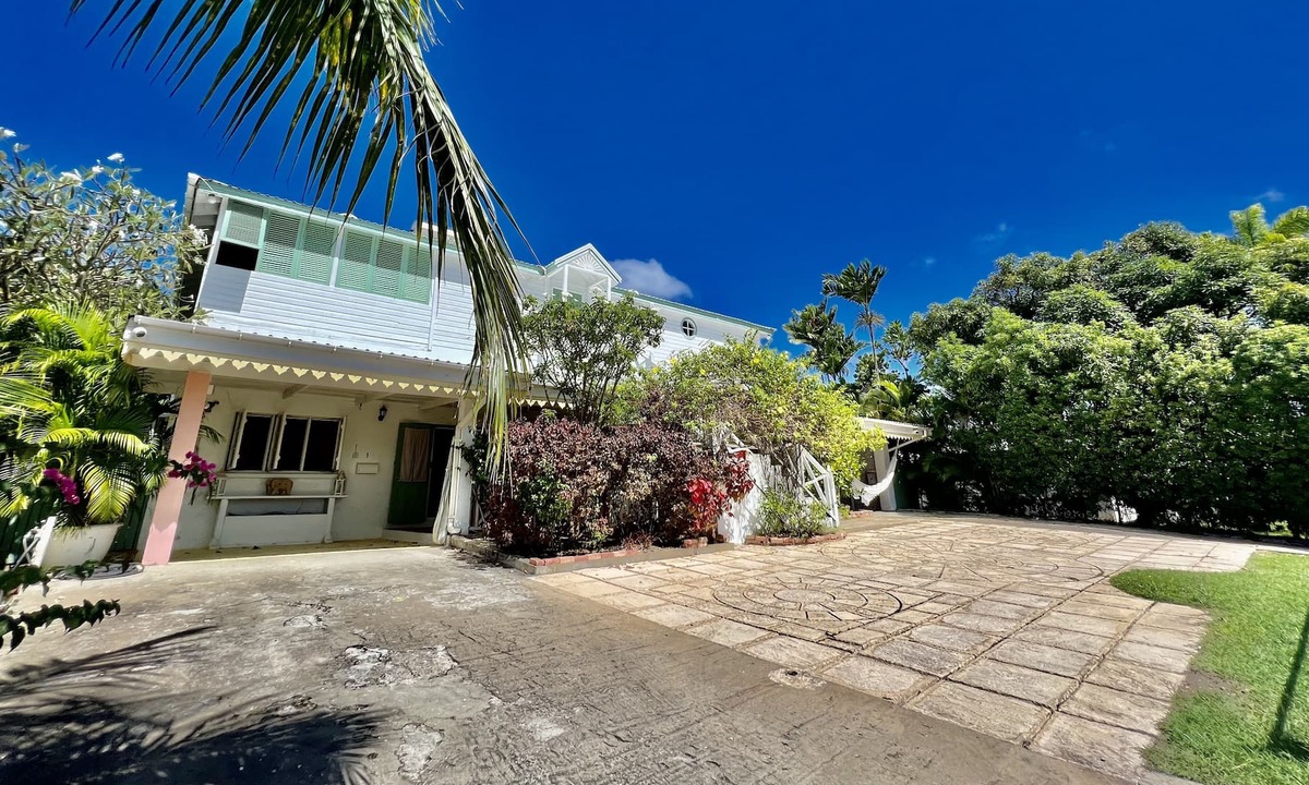 Porters Apartment | Spacious and pretty self contained one bedroom flat.