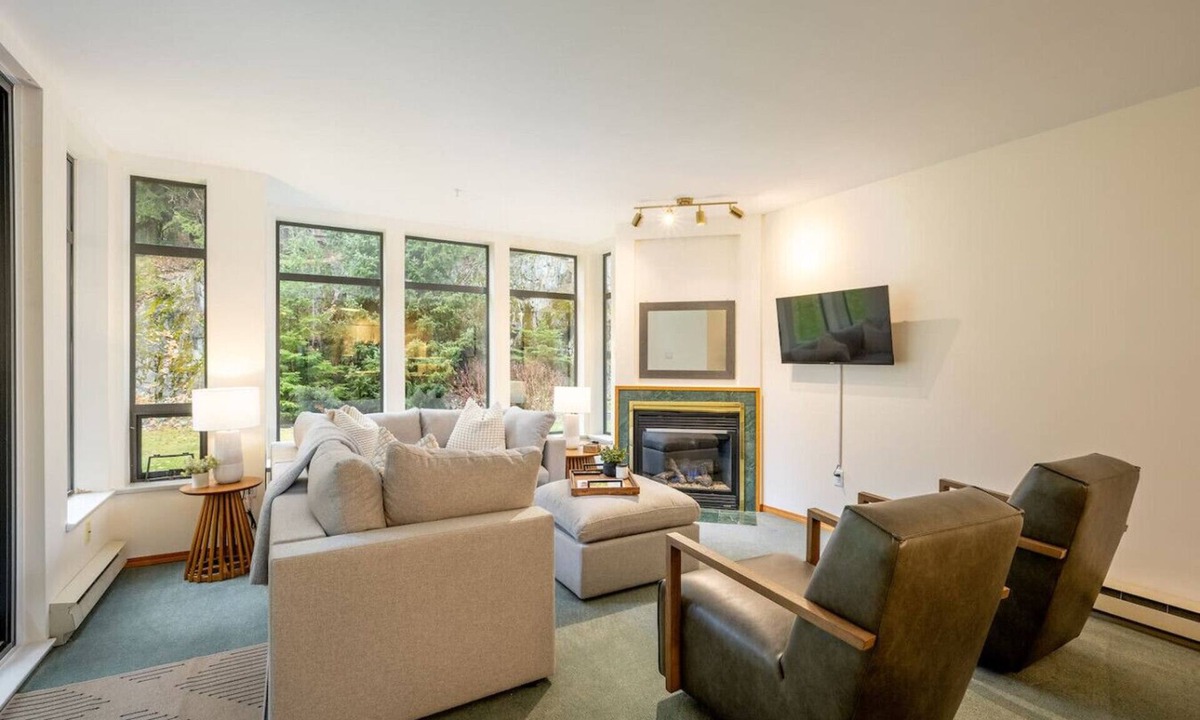Blueberry Hill Condo | Spacious & Cozy 2BR: Sleeps 6! 5 Minutes Walk to Village & Access to Valley Trail