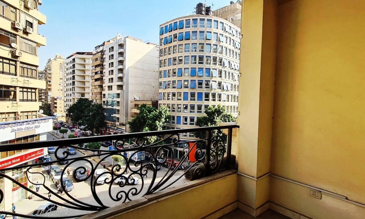 Al Duqqi Apartment | Spacious Executive Luxury Apartment with Balcony