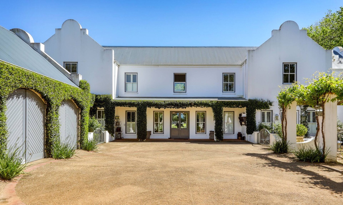 Alphen House | Spacious, farm-styled 5 bedroom Constantia home.Wine tasting&purchases available