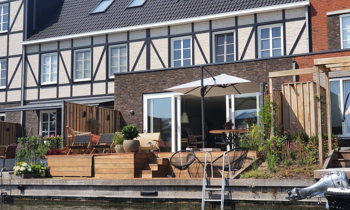 Alkmaar House | Spacious Holiday Home in Alkmaar with Garden