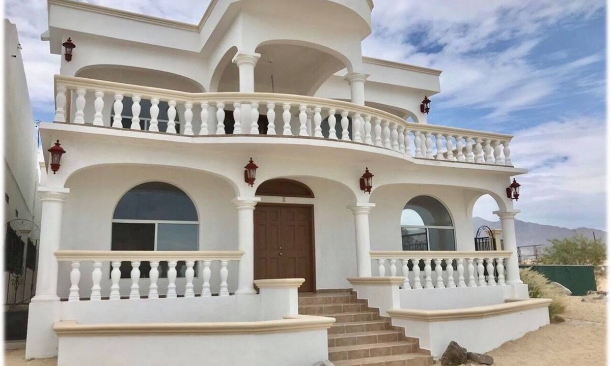 Villas de Las Palmas House | Spacious Home Great for a Family Vacation Right on the Beach!
