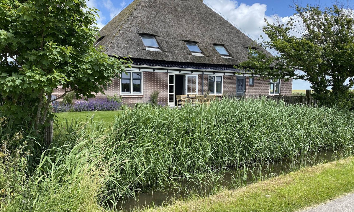 Schoorl Apartment | Spacious vacation home in farmhouse, only 2 km from beach in nature reserve.