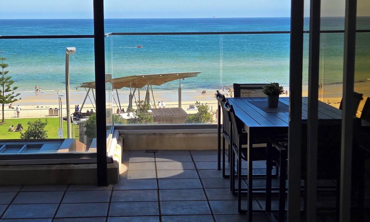 Henley Beach Apartment | Spectacular apartment, location and views in Adelaides premier seaside location
