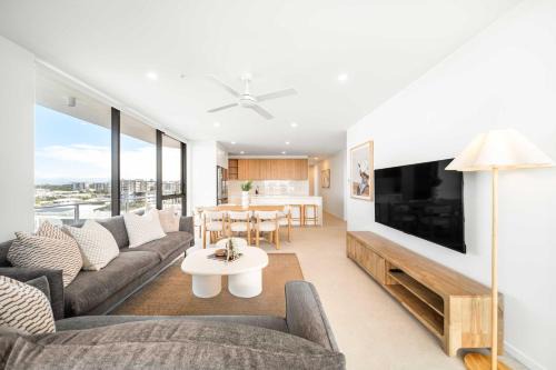 Birtinya Apartment | St Clair Luxury Lake Kawana Living