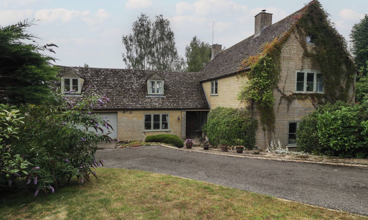 Nether Westcote Cottage | ST. MARY'S HOUSE, pet friendly in Bourton-On-The-Water