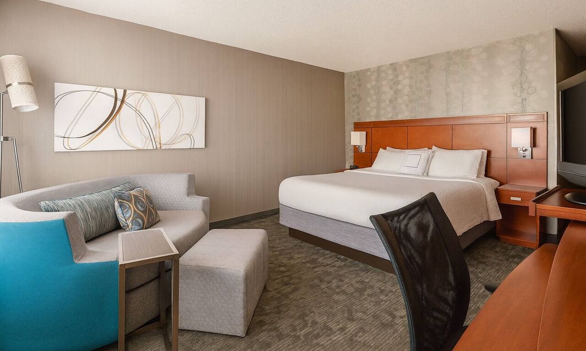 Camarillo Hotel | Stay Close to Malibu & Santa Barbara! Pool Available, Pet-friendly Stay!