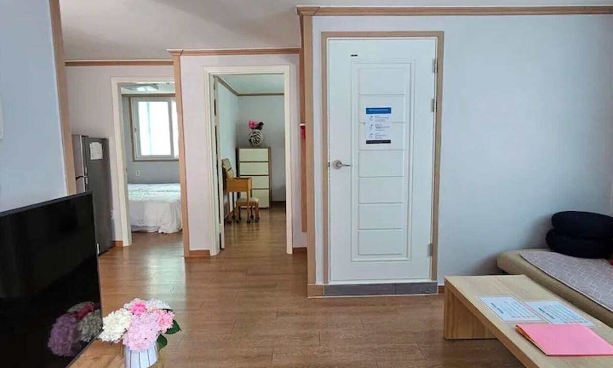 Cheongunhyoja-dong House | Stay JoyㅡEntire 6-Bedroom House for Large Families & Groups (up to 17)ㅡSeoul