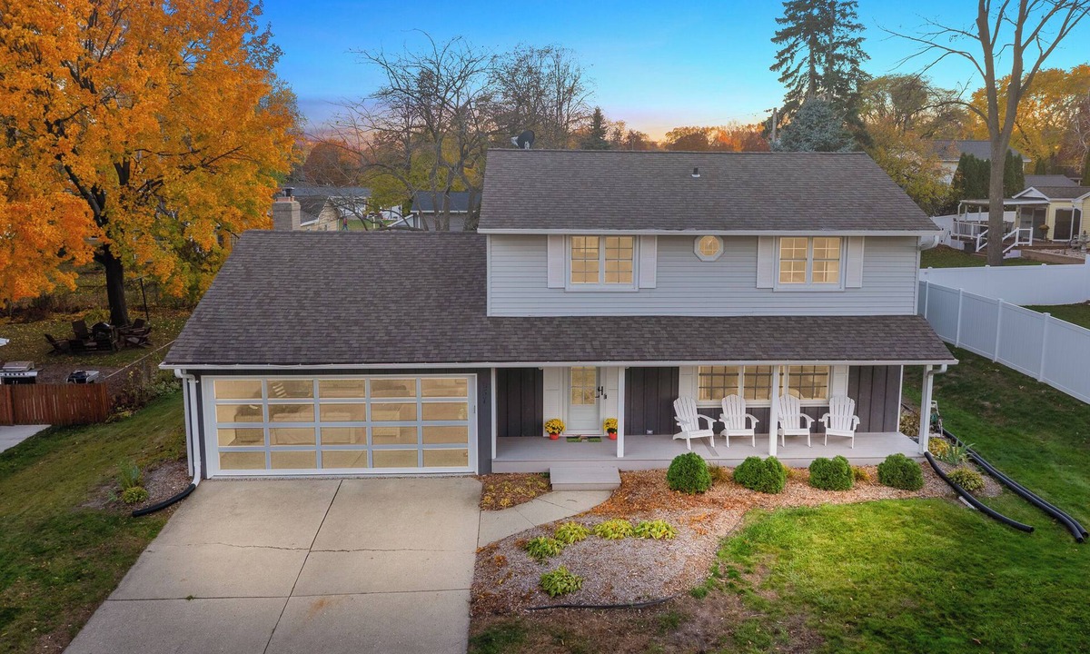 Ashwaubenon House | Steps to Lambeau · Garage Lounge · Fire Pit
