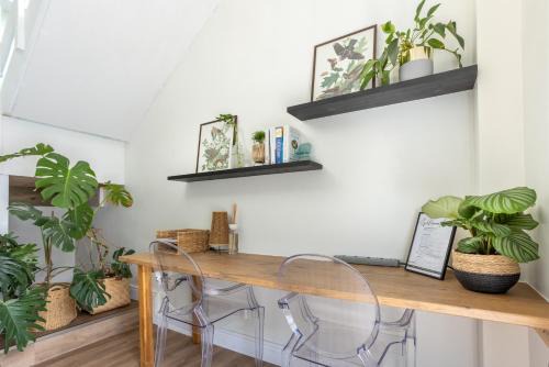 Westcliff Apartment | Studio 98 - Double Story Apartment 300m from cliff path