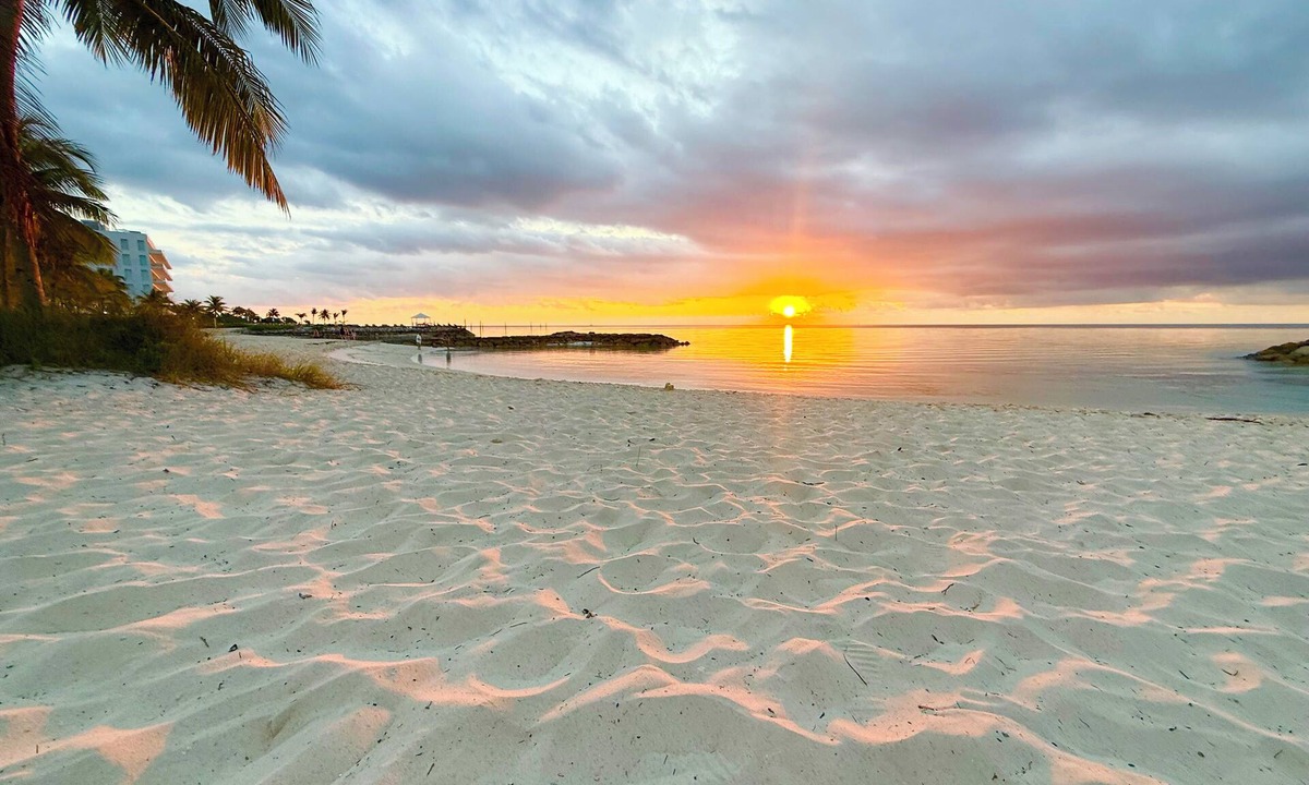 Palm Cay Villa | Stunning 5 BR Home-60 steps to beach! Tennis-Pickleball- Resort Club
