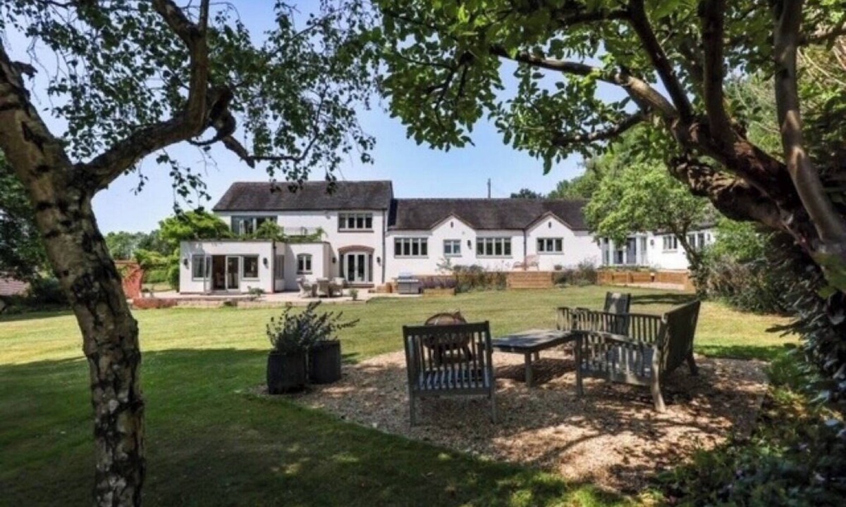 Saintbury House | Stunning 5 bed home close to Stratford with fantastic gardens/tennis court.