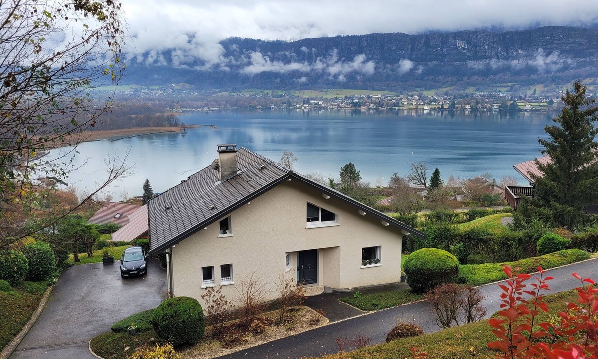 Doussard House | Stunning Annecy lake&mountain views, 3min walk to beach. Great disc. weekly rate