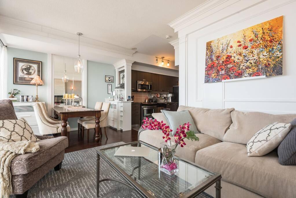 Bay Cloverhill Apartment | Stunning condo with fantastic view of the city!