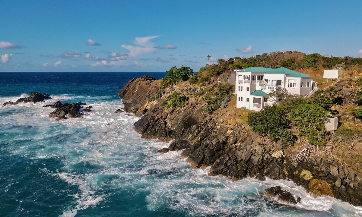 Estate Hull House | Stunning views + 3 Mins to Hull Bay + Quiet Escape