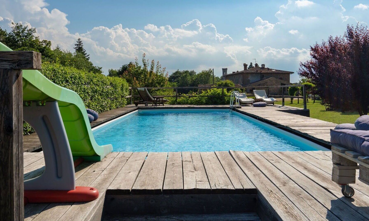 Twist Villa | Stunning villa for 6 people with WIFI, private pool, TV, patio, pets allowed and parking