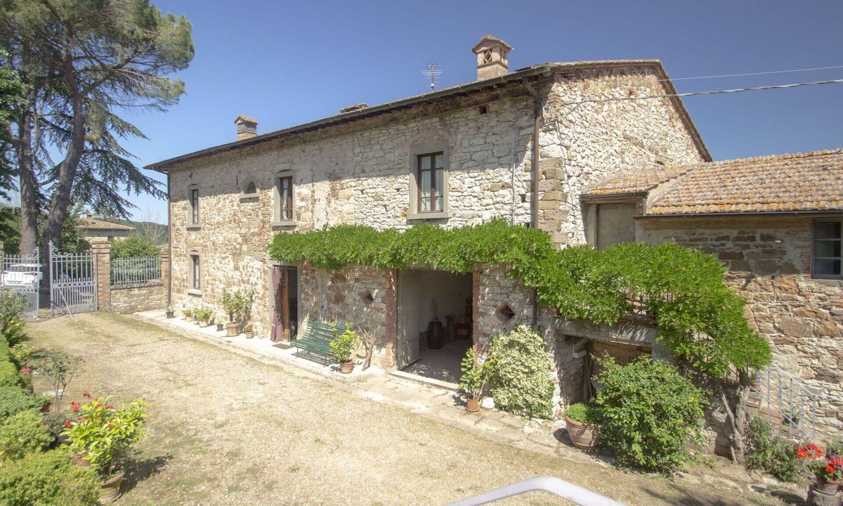 Radda in Chianti Villa | Stunning villa for 6 people with WIFI, TV, terrace, pets allowed and panoramic view