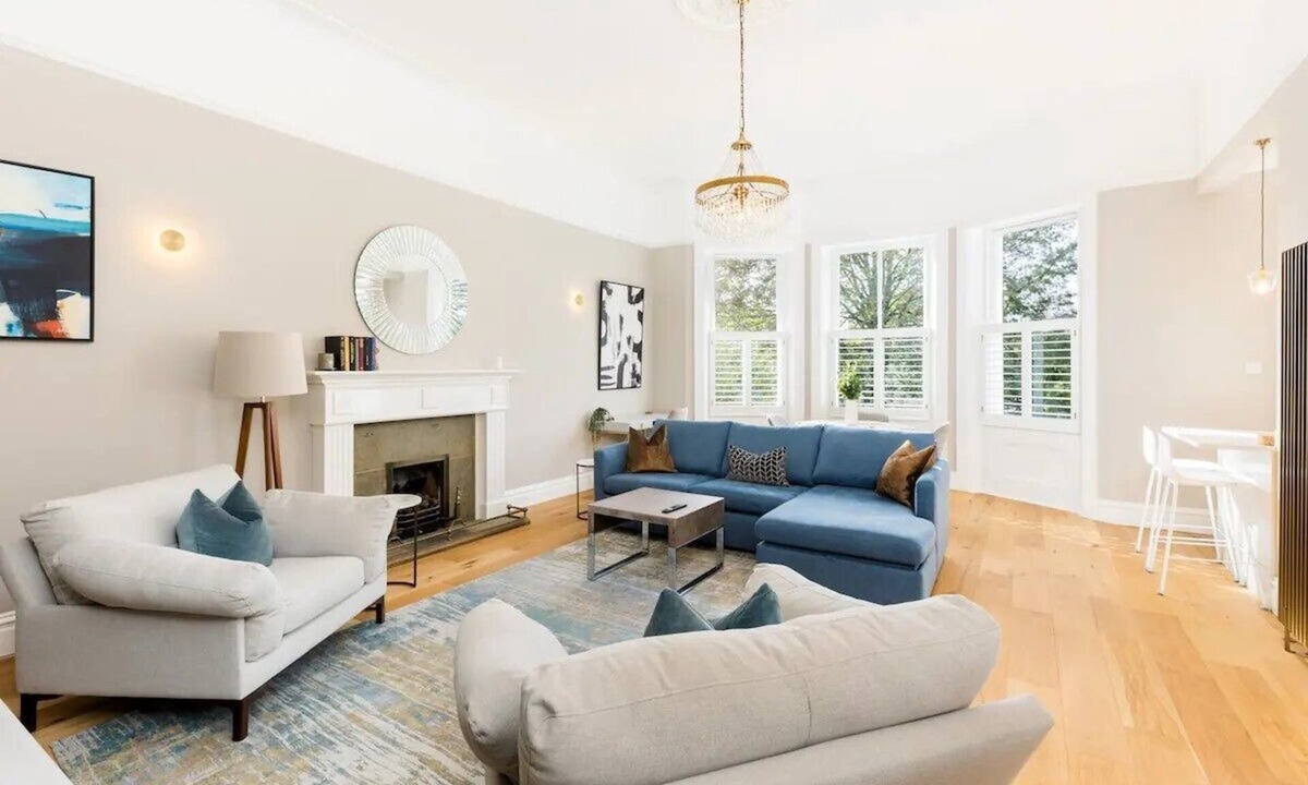 Lillington Apartment | Stylish 2Bed in Leamington Spa with Parking - Pass The Keys