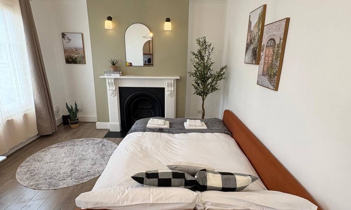 Highbury West Apartment | Stylish 2BR - 1 Min to Emirates - 4 Min to Underground - Sleeps 6