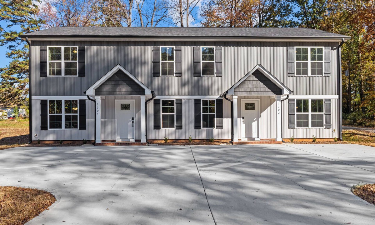 Kannapolis House | Stylish 6 bd/4.2bth Duplex, Charming Location Near the Action!