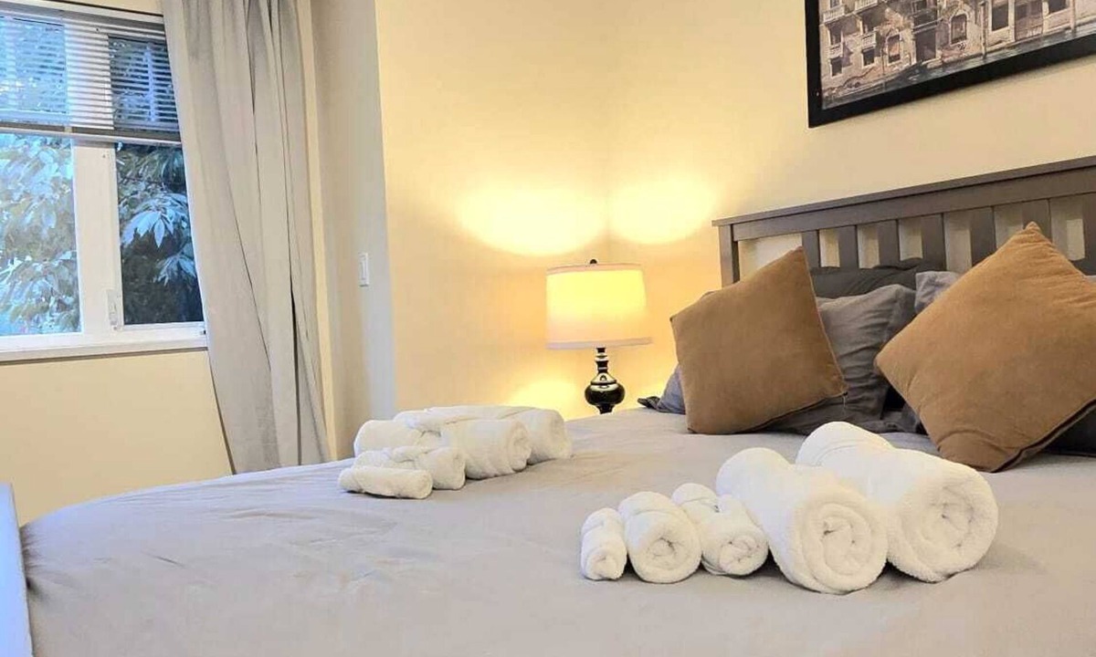 Upper Lonsdale House | Stylish and Cozy Room with shared kitchen and bathroom- North vancouver