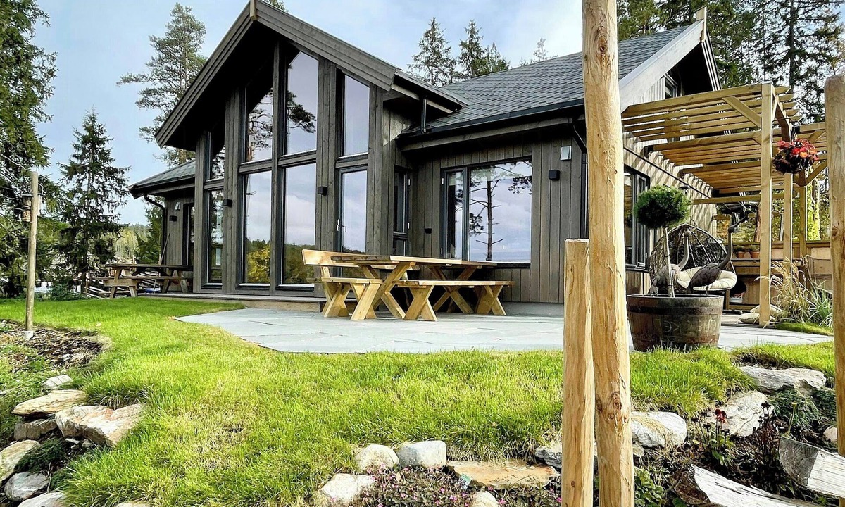Rakkestad House | Stylish edge-of-forest cabin by the water