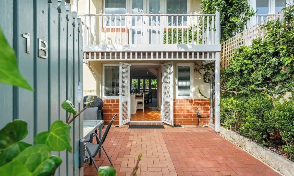 North Fremantle House | Stylish Living Near Port Beach With Two Car Bays + Starlink Internet
