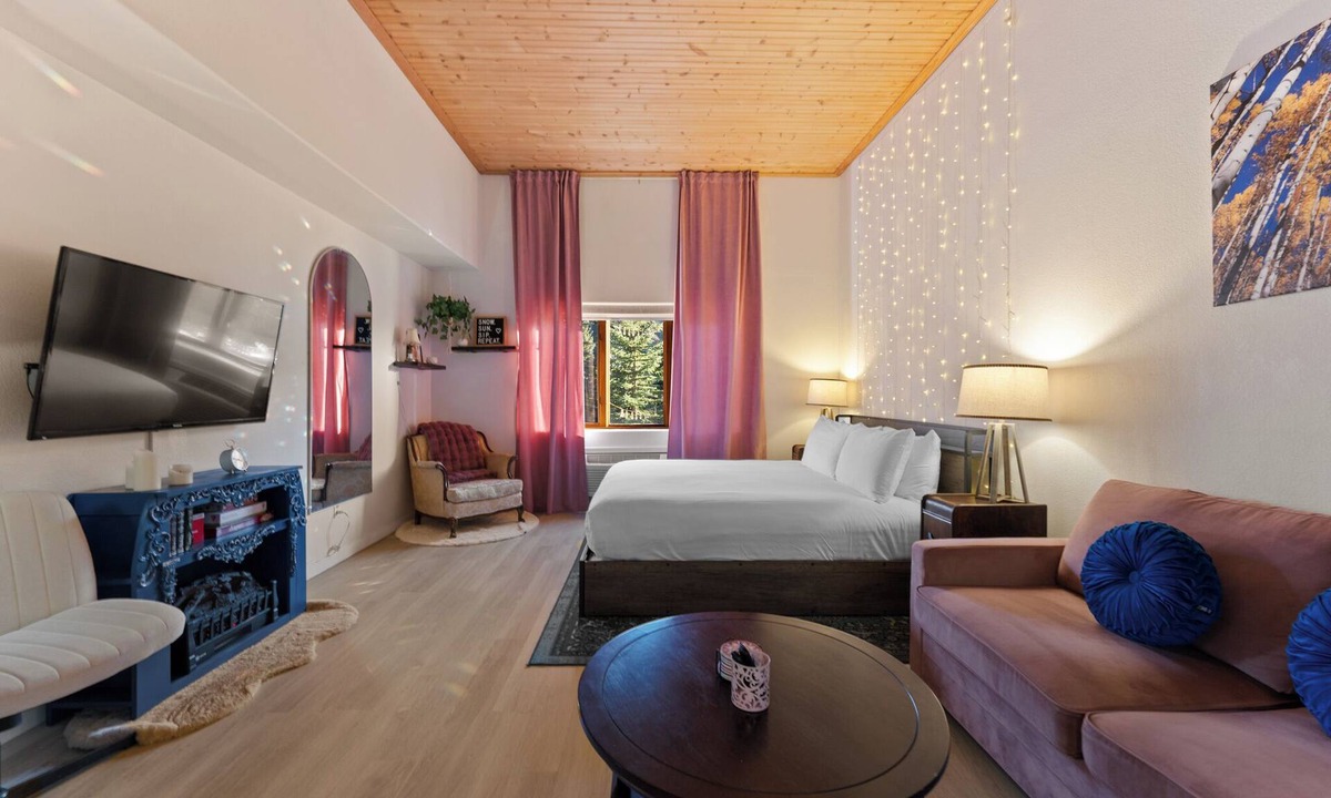 Mountain House Condo | Stylish Studio Retreat - Near Keystone Slopes, Pool & Hot Tub!