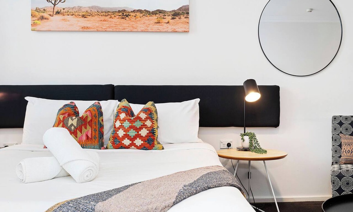 Perth Central Business District Apartment | Stylish Urban Gem: Downtown Perth