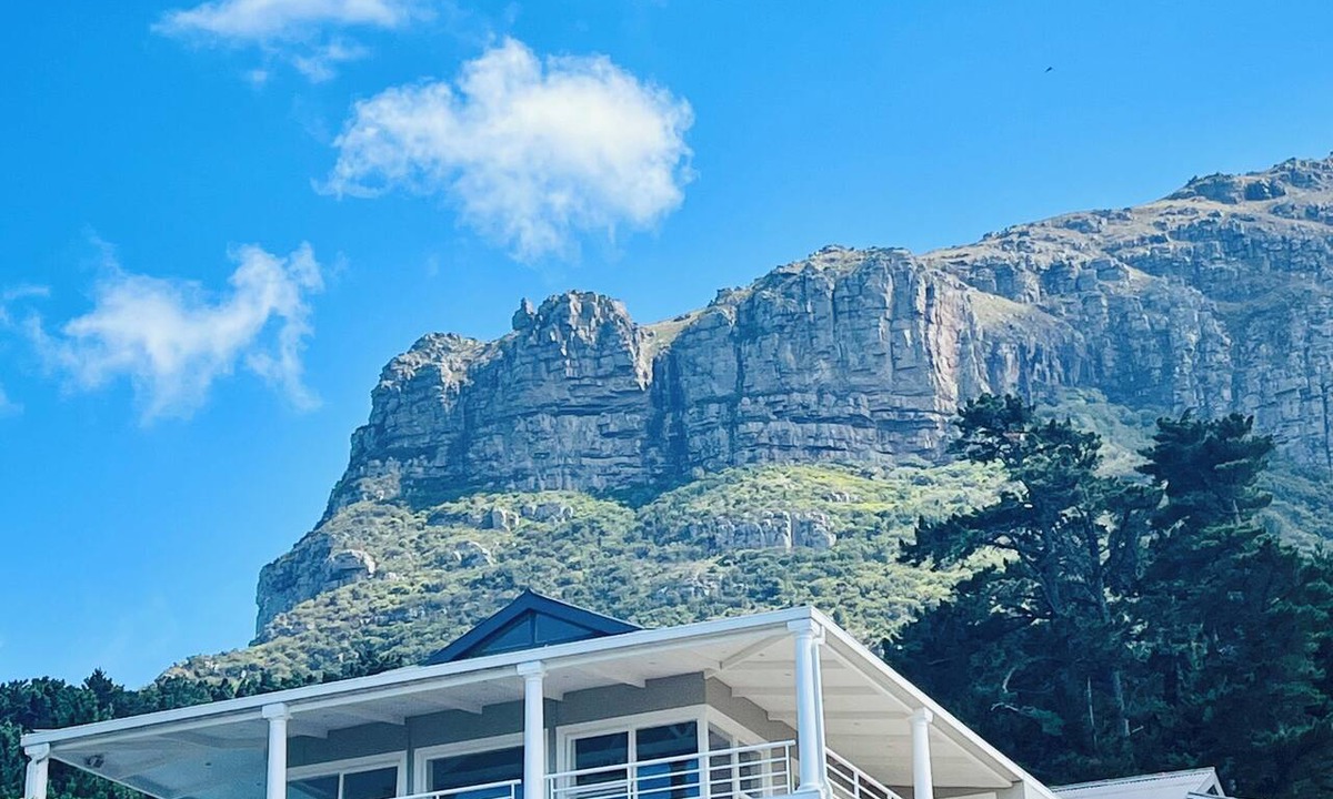 Hout Bay Villa | Sundrenched 5* Villa with 360’ views *long rentals*24hr security* tennis court!