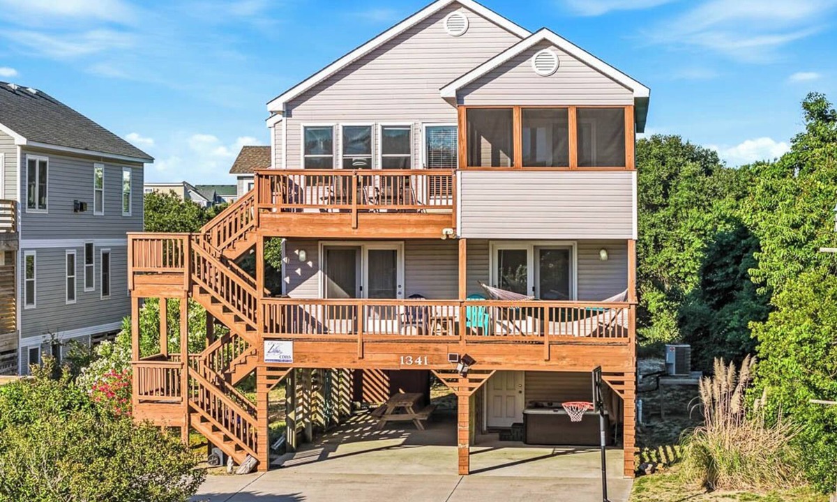 Carolina Dunes House | Sunny Lagoon | Walk to Beach & Sound | Hot Tub and Dog Friendly