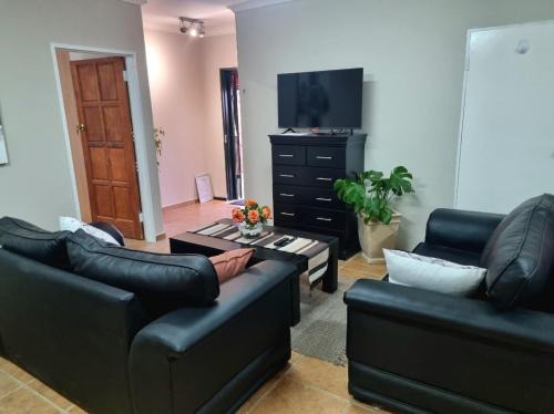 Randpark Ridge Apartment | Sunrise Self-catering Apartment Honeydew with Solar backup