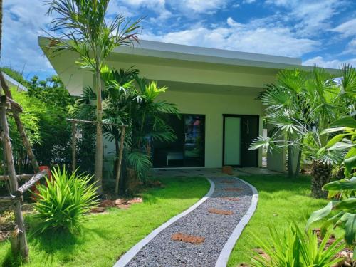 Bueang Sam Phan Resort | Sunset resorts and bar
