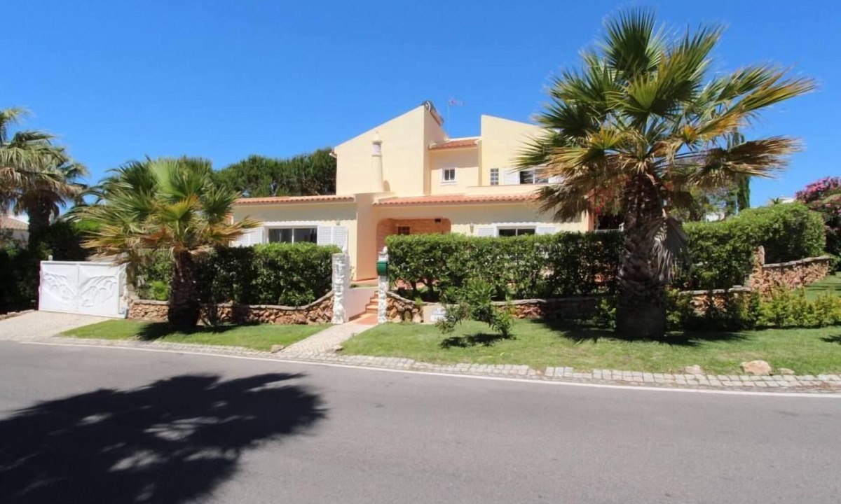Quarteira House | Superb family home in the heart of Vilamoura on 500m plot, enclosed swimming pool